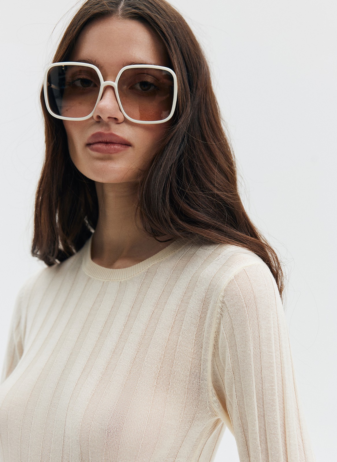 


Трикотажный джемпер из вискозы наш бестселлер. Модель из тонкой, почти невесомой полупрозрачной ткани, которая приятно касается тела. Вертикальная полоска вязки лапша визуально вытягивает силуэт. Округлый вырез и прилегающий крой. Советуем комбинировать его с юбками контрастных фактур: из денима, экокожи или костюмной ткани. Обратите внимание, что изделие требует деликатного ухода.