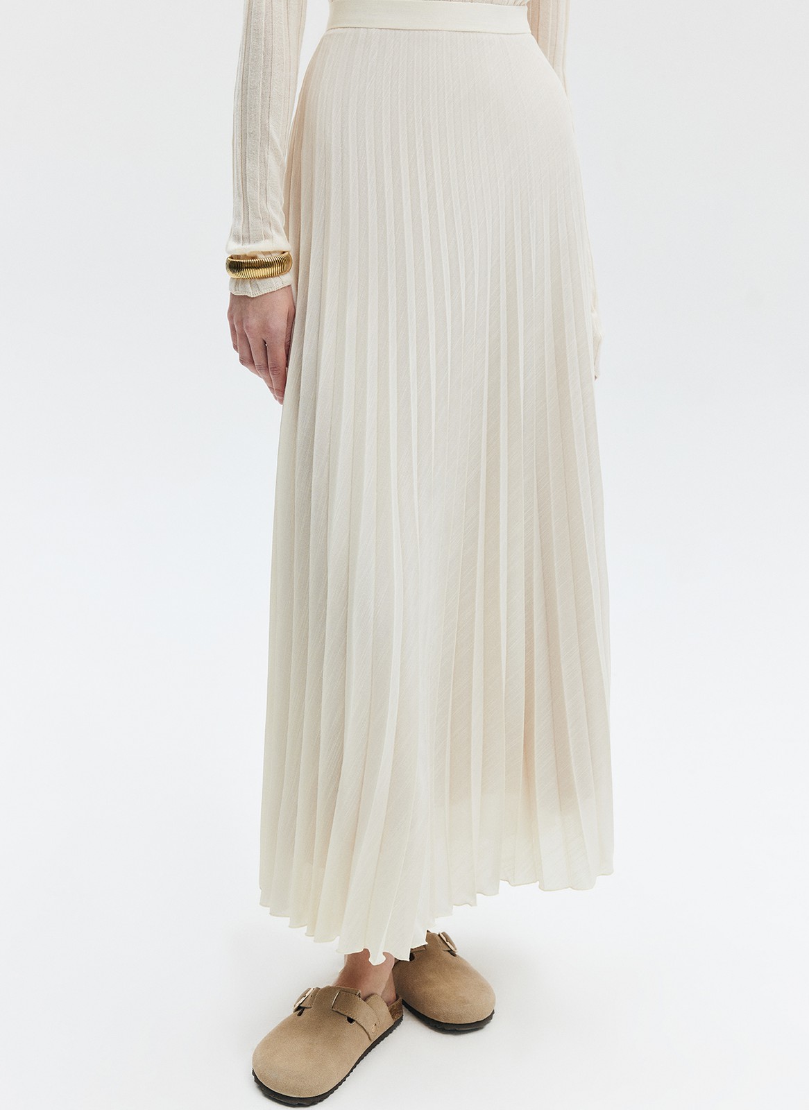 


Юбка со складками с посадкой на талии современная классика. Удобный эластичный пояс для комфорта в любое время суток утром до завтрака или после вечернего ужина. Ткань не слишком лёгкая, но и не слишком плотная, красиво струится при движении. Модель легко интегрировать как в строгий офисный дресс-код, так и в образы на каждый день.