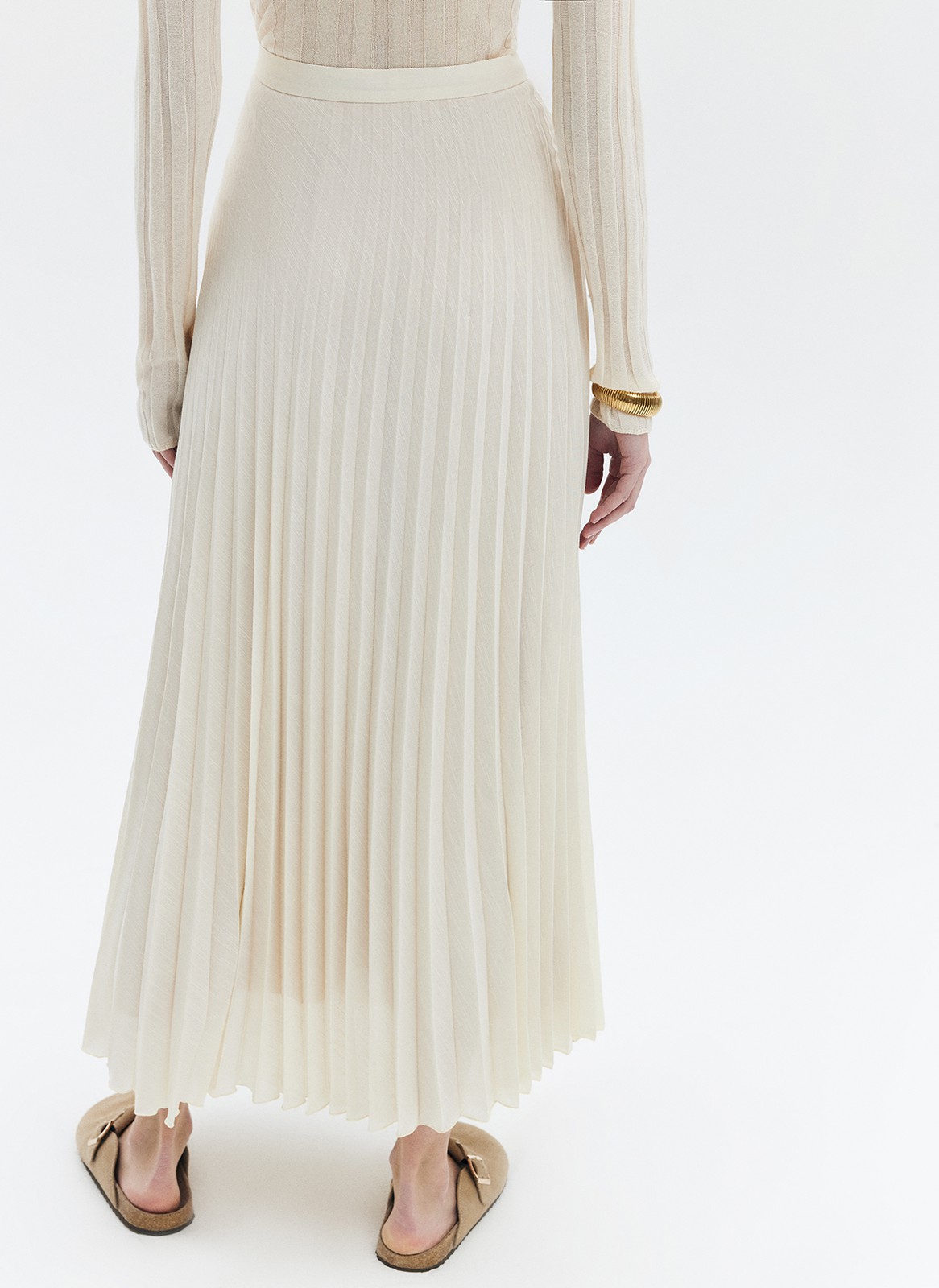 


Юбка со складками с посадкой на талии современная классика. Удобный эластичный пояс для комфорта в любое время суток утром до завтрака или после вечернего ужина. Ткань не слишком лёгкая, но и не слишком плотная, красиво струится при движении. Модель легко интегрировать как в строгий офисный дресс-код, так и в образы на каждый день.