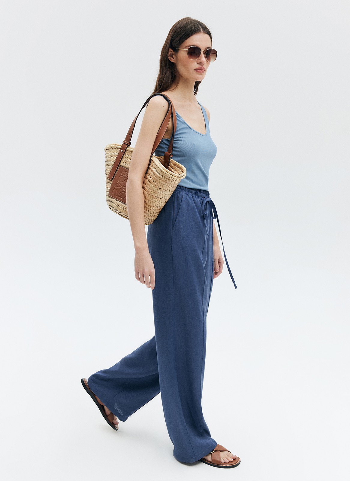 


Широкие брюки на резинке. Свободная посадка и эластичный пояс то, благодаря чему модель хочется носить каждый день. Брюки выполнены из мягкой в меру плотной ткани, которую мы часто используем в нашей капсуле Комфорт.