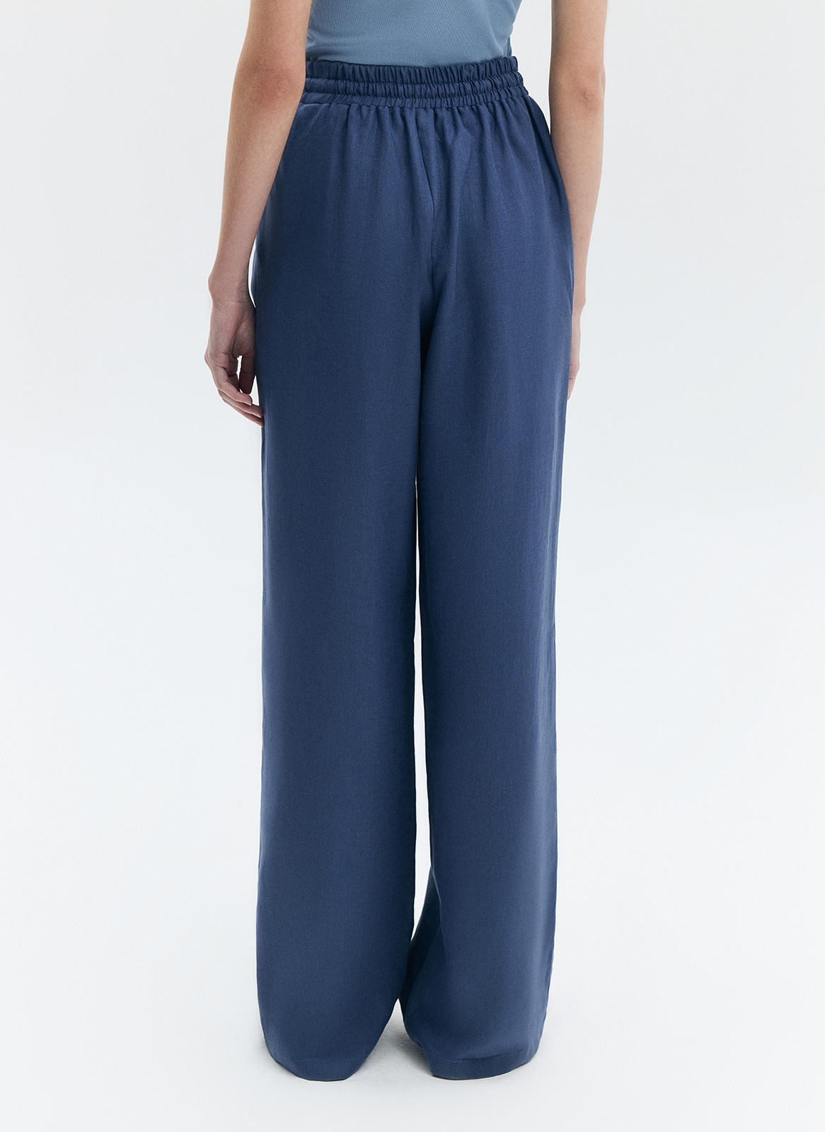 


Широкие брюки на резинке. Свободная посадка и эластичный пояс то, благодаря чему модель хочется носить каждый день. Брюки выполнены из мягкой в меру плотной ткани, которую мы часто используем в нашей капсуле Комфорт.