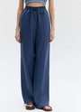 


Широкие брюки на резинке. Свободная посадка и эластичный пояс то, благодаря чему модель хочется носить каждый день. Брюки выполнены из мягкой в меру плотной ткани, которую мы часто используем в нашей капсуле Комфорт.
