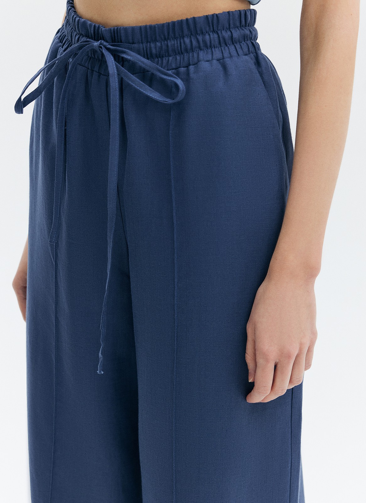 


Широкие брюки на резинке. Свободная посадка и эластичный пояс то, благодаря чему модель хочется носить каждый день. Брюки выполнены из мягкой в меру плотной ткани, которую мы часто используем в нашей капсуле Комфорт.