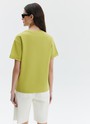Футболка из эластичного, мягкого хлопка. Базовая модель свободного кроя со спущенным плечом. Благодаря материалу в футболке комфортно целый день идеально для жаркого времени года. Носите с джинсами, юбками и брюками.