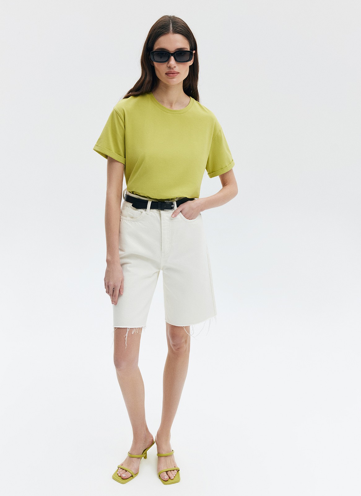 Футболка из эластичного, мягкого хлопка. Базовая модель свободного кроя со спущенным плечом. Благодаря материалу в футболке комфортно целый день идеально для жаркого времени года. Носите с джинсами, юбками и брюками.