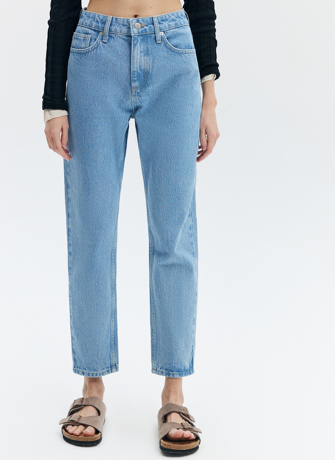 Джинсы Mom fit формируют красивую линию бедра. Слегка свободные, зауженные книзу. Укороченная модель подчеркивает красоту щиколоток. Выполнены из премиального 100% хлопкового денима с авторской варкой и брендированной фурнитурой.

