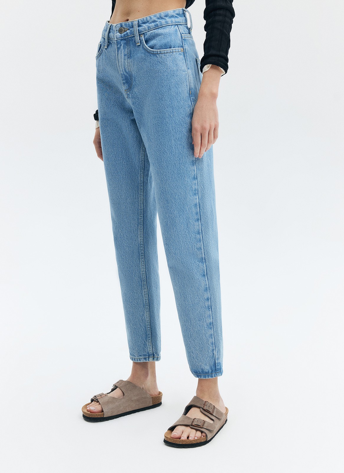 Джинсы Mom fit формируют красивую линию бедра. Слегка свободные, зауженные книзу. Укороченная модель подчеркивает красоту щиколоток. Выполнены из премиального 100% хлопкового денима с авторской варкой и брендированной фурнитурой.

