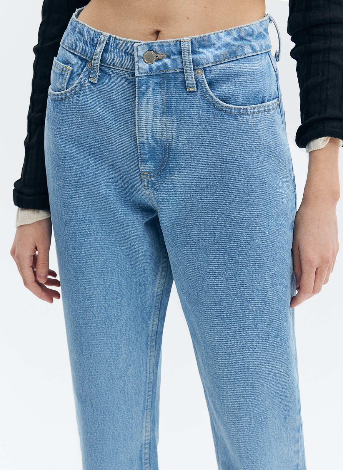 Джинсы Mom fit формируют красивую линию бедра. Слегка свободные, зауженные книзу. Укороченная модель подчеркивает красоту щиколоток. Выполнены из премиального 100% хлопкового денима с авторской варкой и брендированной фурнитурой.

