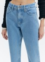 Джинсы Mom fit формируют красивую линию бедра. Слегка свободные, зауженные книзу. Укороченная модель подчеркивает красоту щиколоток. Выполнены из премиального 100% хлопкового денима с авторской варкой и брендированной фурнитурой.

