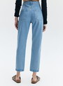 Джинсы Mom fit формируют красивую линию бедра. Слегка свободные, зауженные книзу. Укороченная модель подчеркивает красоту щиколоток. Выполнены из премиального 100% хлопкового денима с авторской варкой и брендированной фурнитурой.

