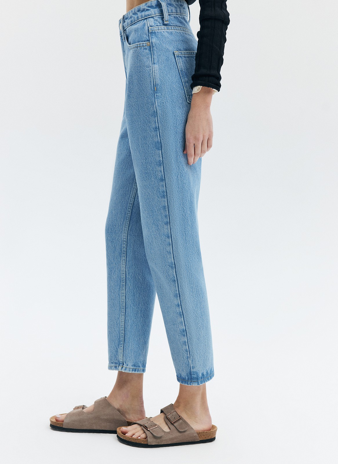 Джинсы Mom fit формируют красивую линию бедра. Слегка свободные, зауженные книзу. Укороченная модель подчеркивает красоту щиколоток. Выполнены из премиального 100% хлопкового денима с авторской варкой и брендированной фурнитурой.

