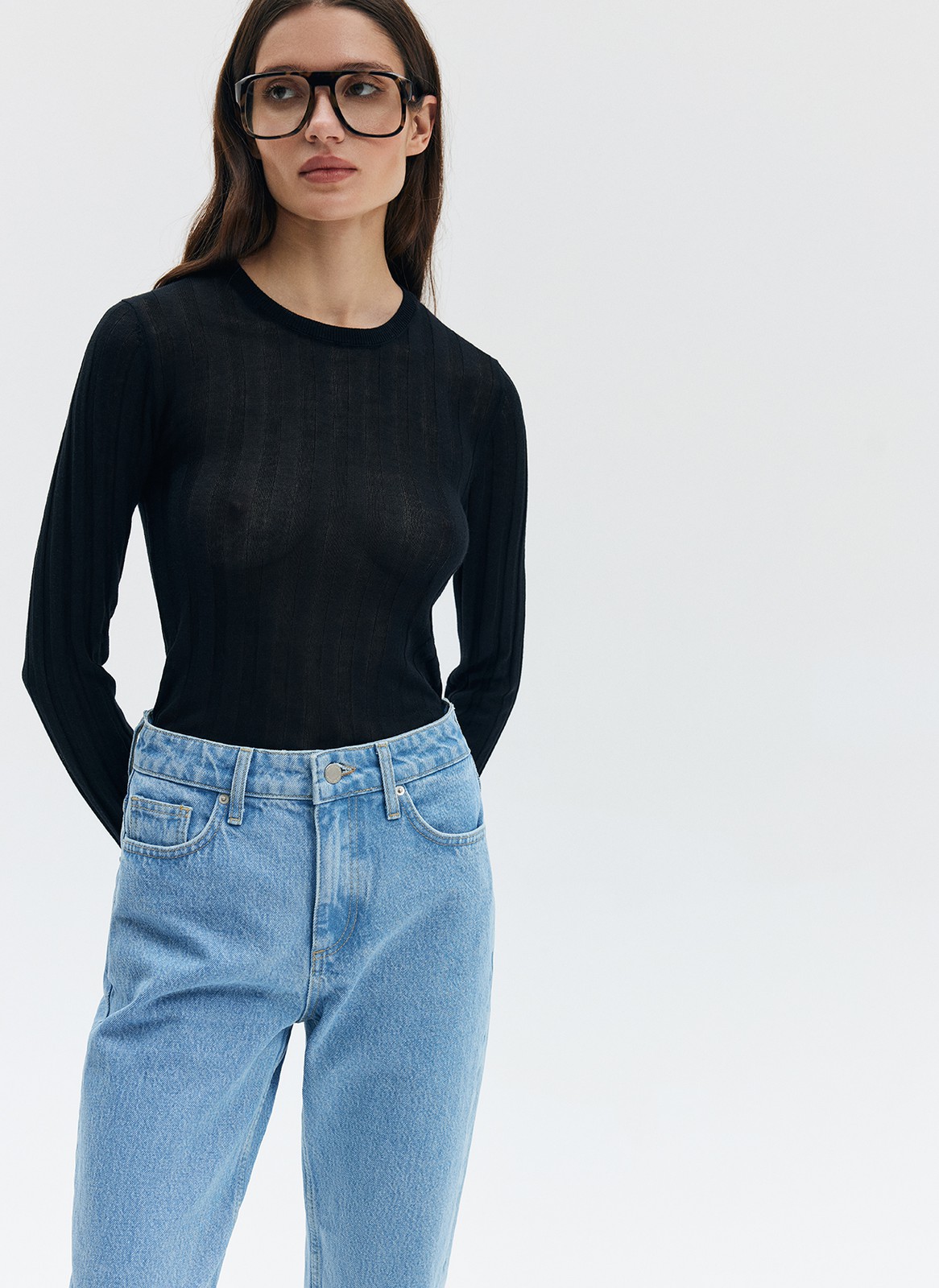 


Трикотажный джемпер из вискозы наш бестселлер. Модель из тонкой, почти невесомой полупрозрачной ткани, которая приятно касается тела. Вертикальная полоска вязки лапша визуально вытягивает силуэт. Округлый вырез и прилегающий крой. Советуем комбинировать его с юбками контрастных фактур: из денима, экокожи или костюмной ткани. Обратите внимание, что изделие требует деликатного ухода.