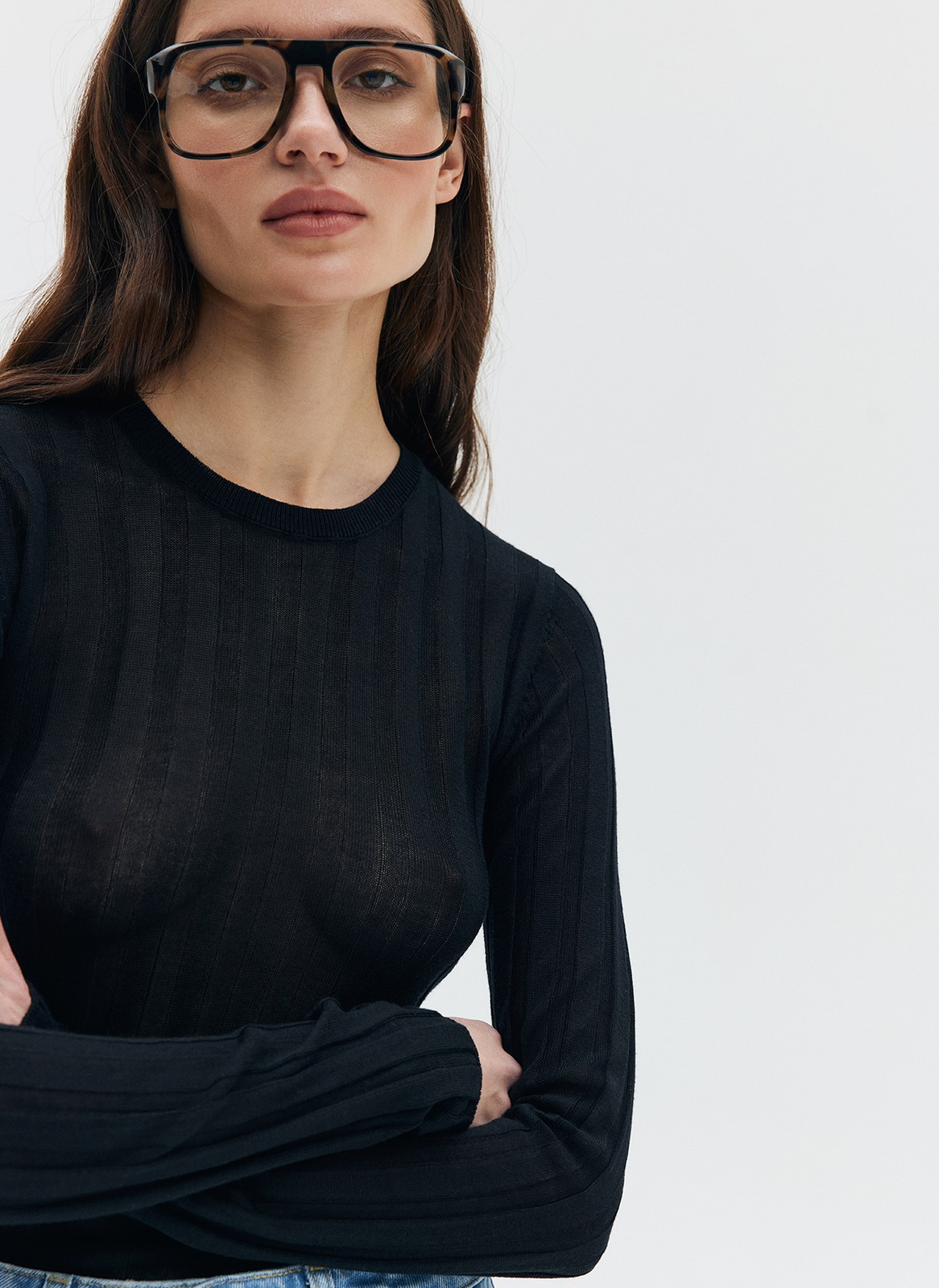 


Трикотажный джемпер из вискозы наш бестселлер. Модель из тонкой, почти невесомой полупрозрачной ткани, которая приятно касается тела. Вертикальная полоска вязки лапша визуально вытягивает силуэт. Округлый вырез и прилегающий крой. Советуем комбинировать его с юбками контрастных фактур: из денима, экокожи или костюмной ткани. Обратите внимание, что изделие требует деликатного ухода.