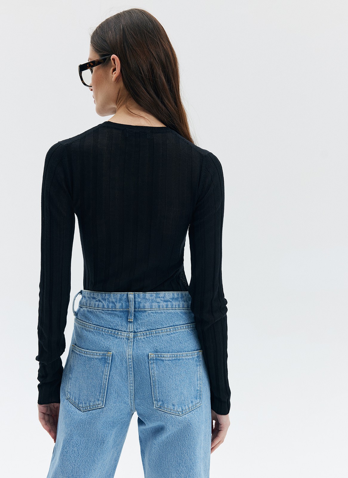 


Трикотажный джемпер из вискозы наш бестселлер. Модель из тонкой, почти невесомой полупрозрачной ткани, которая приятно касается тела. Вертикальная полоска вязки лапша визуально вытягивает силуэт. Округлый вырез и прилегающий крой. Советуем комбинировать его с юбками контрастных фактур: из денима, экокожи или костюмной ткани. Обратите внимание, что изделие требует деликатного ухода.