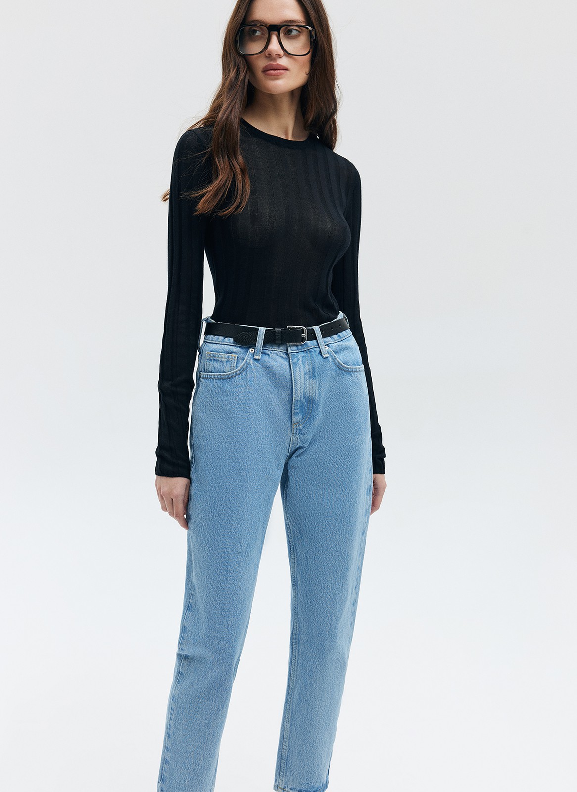 


Трикотажный джемпер из вискозы наш бестселлер. Модель из тонкой, почти невесомой полупрозрачной ткани, которая приятно касается тела. Вертикальная полоска вязки лапша визуально вытягивает силуэт. Округлый вырез и прилегающий крой. Советуем комбинировать его с юбками контрастных фактур: из денима, экокожи или костюмной ткани. Обратите внимание, что изделие требует деликатного ухода.