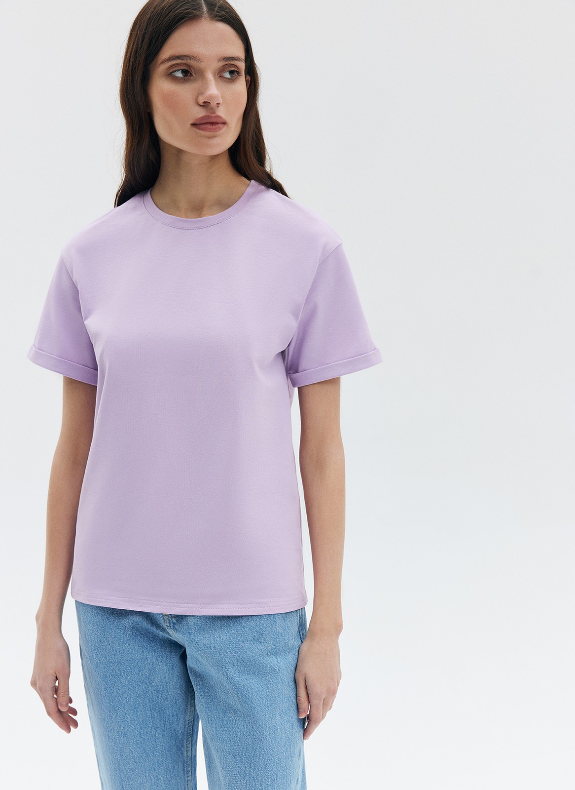 Футболка из эластичного, мягкого хлопка. Базовая модель свободного кроя со спущенным плечом. Благодаря материалу в футболке комфортно целый день идеально для жаркого времени года. Носите с джинсами, юбками и брюками.