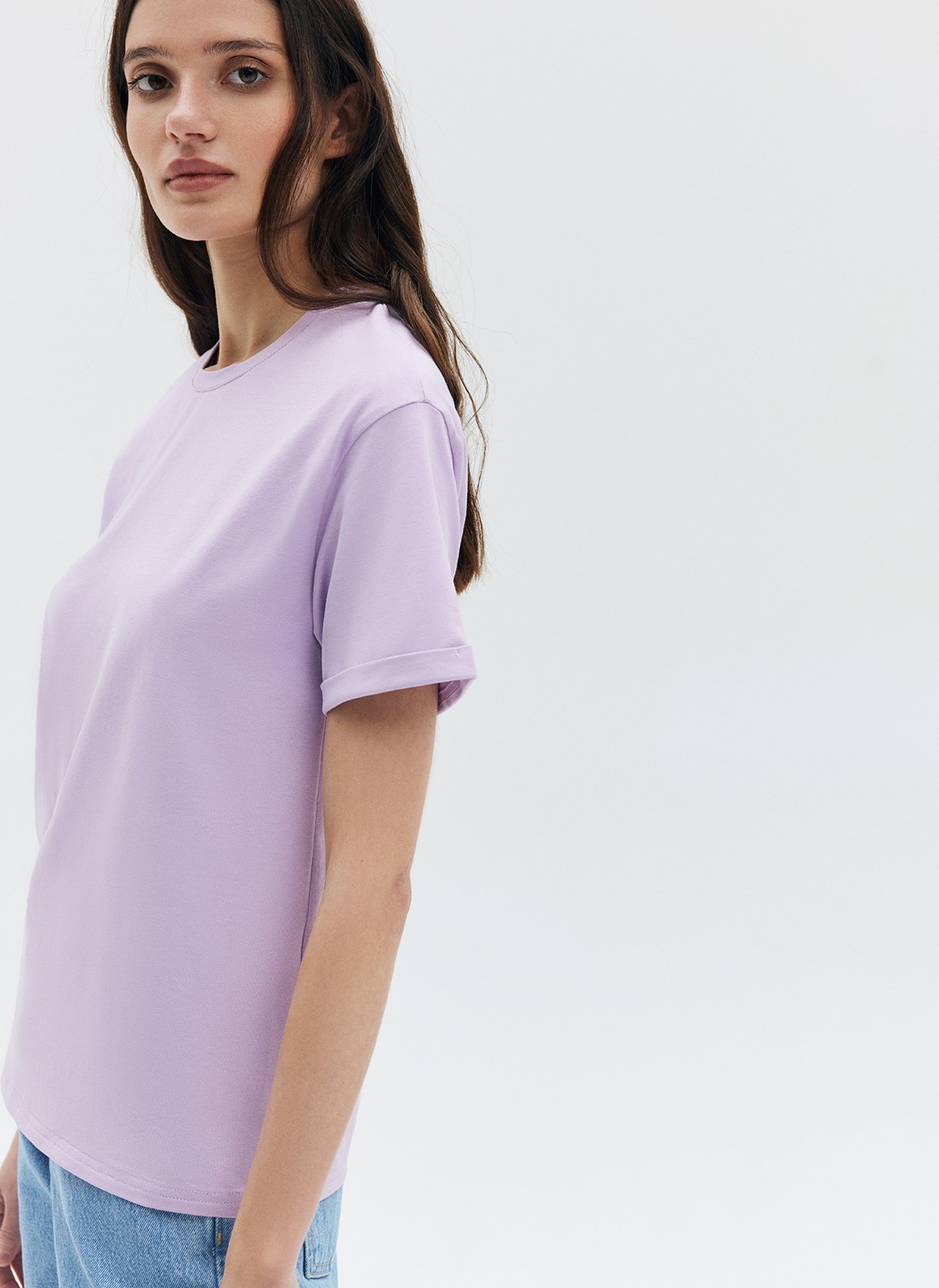 Футболка из эластичного, мягкого хлопка. Базовая модель свободного кроя со спущенным плечом. Благодаря материалу в футболке комфортно целый день идеально для жаркого времени года. Носите с джинсами, юбками и брюками.