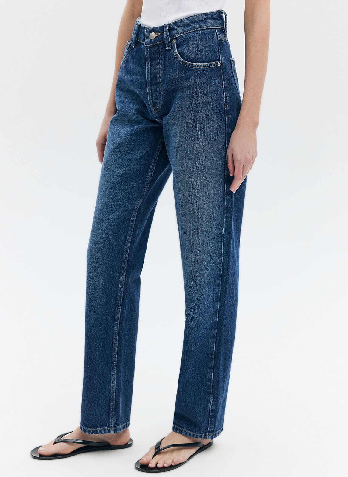 Прямые джинсы на средней посадке компромиссный вариант между классической высокой и трендовой низкой. Крой вытягивает силуэт и визуально добавляет сантиметры росту. Плотный материал держит форму и красиво облегает линию бедра. Вот уже несколько сезонов мы выделяем группу денима в своём ассортименте, благодаря чему вы стали узнавать нас ещё и по ней. Эта модель образец нашего высокого качества. Выполнены из премиального 100% хлопкового денима с авторской варкой и брендированной фурнитурой.