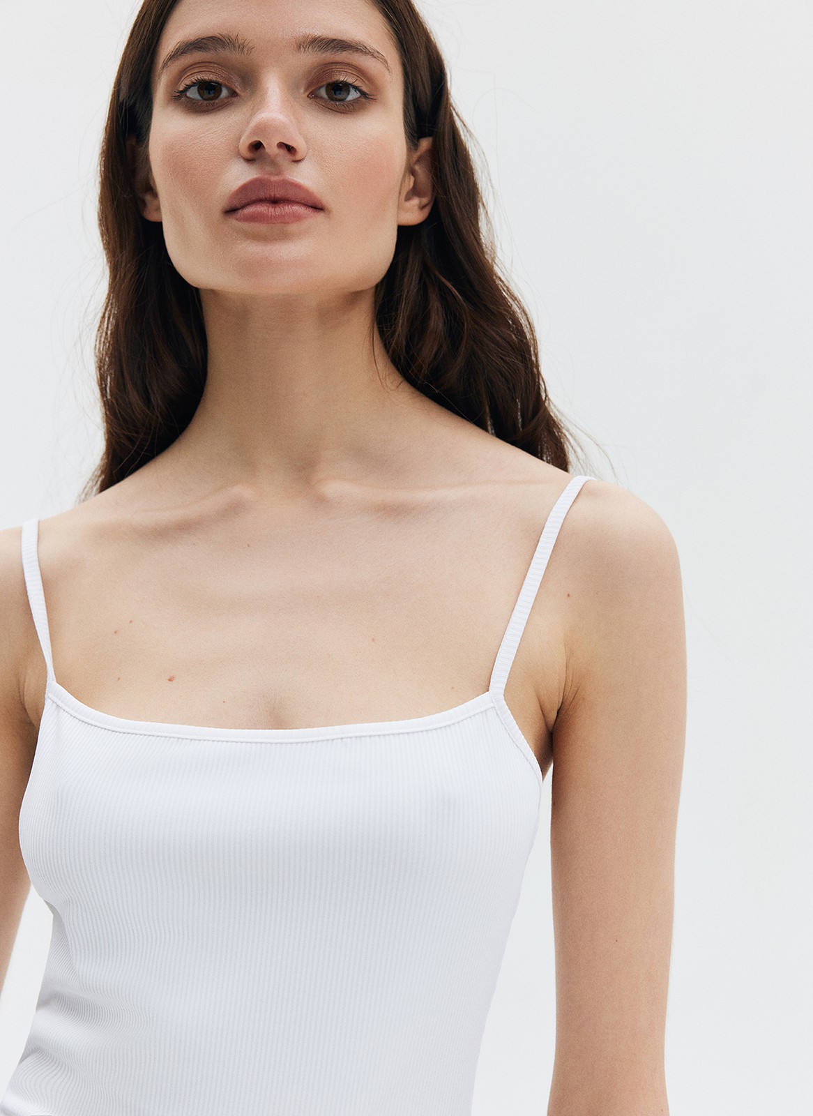 Майка на тонких бретелях из мягкого материала. Тонкая, слегка прозрачная ткань. Мы предлагаем носить её как базовую модель, вписывая в любой образ.
