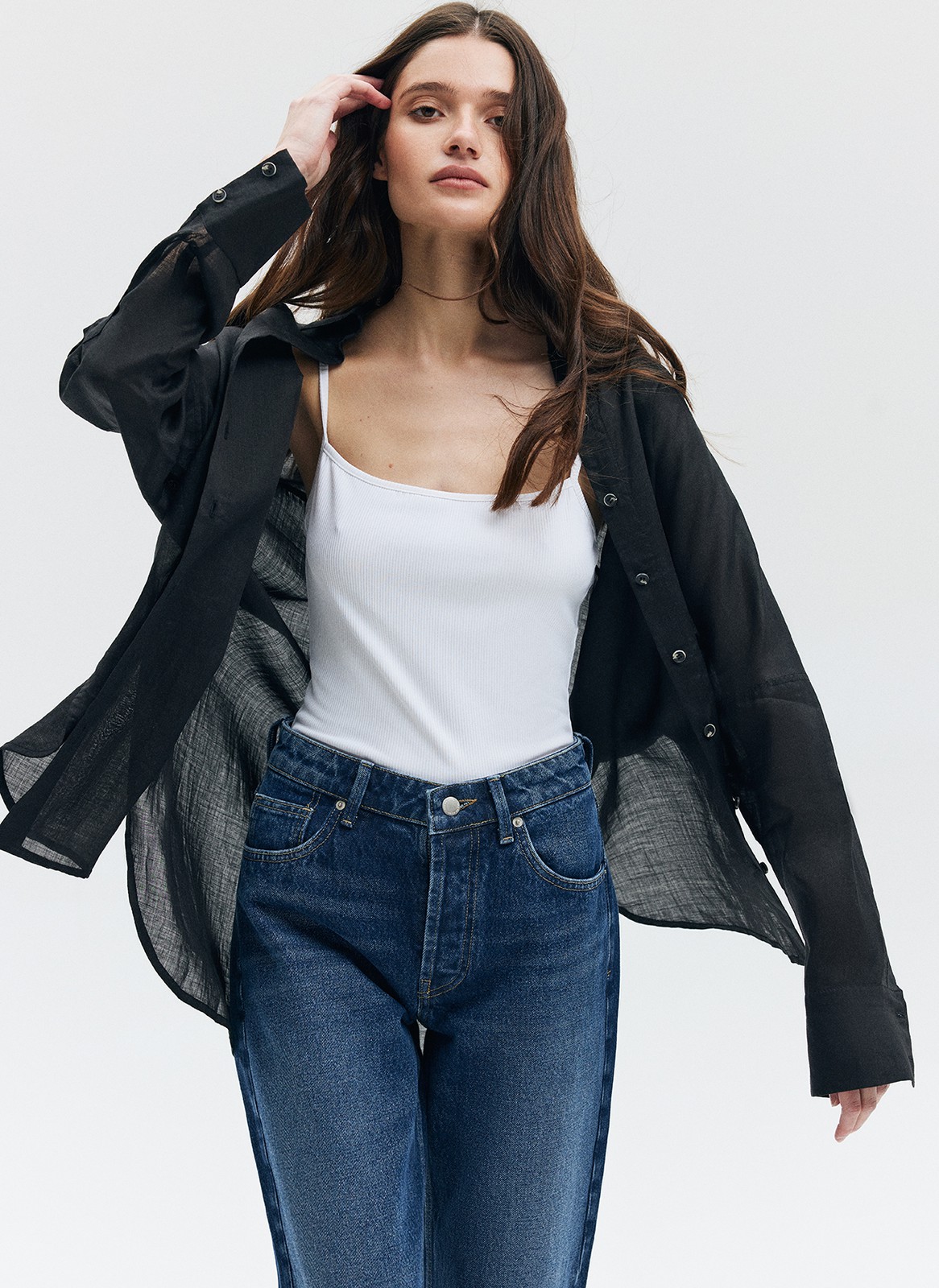 Майка на тонких бретелях из мягкого материала. Тонкая, слегка прозрачная ткань. Мы предлагаем носить её как базовую модель, вписывая в любой образ.