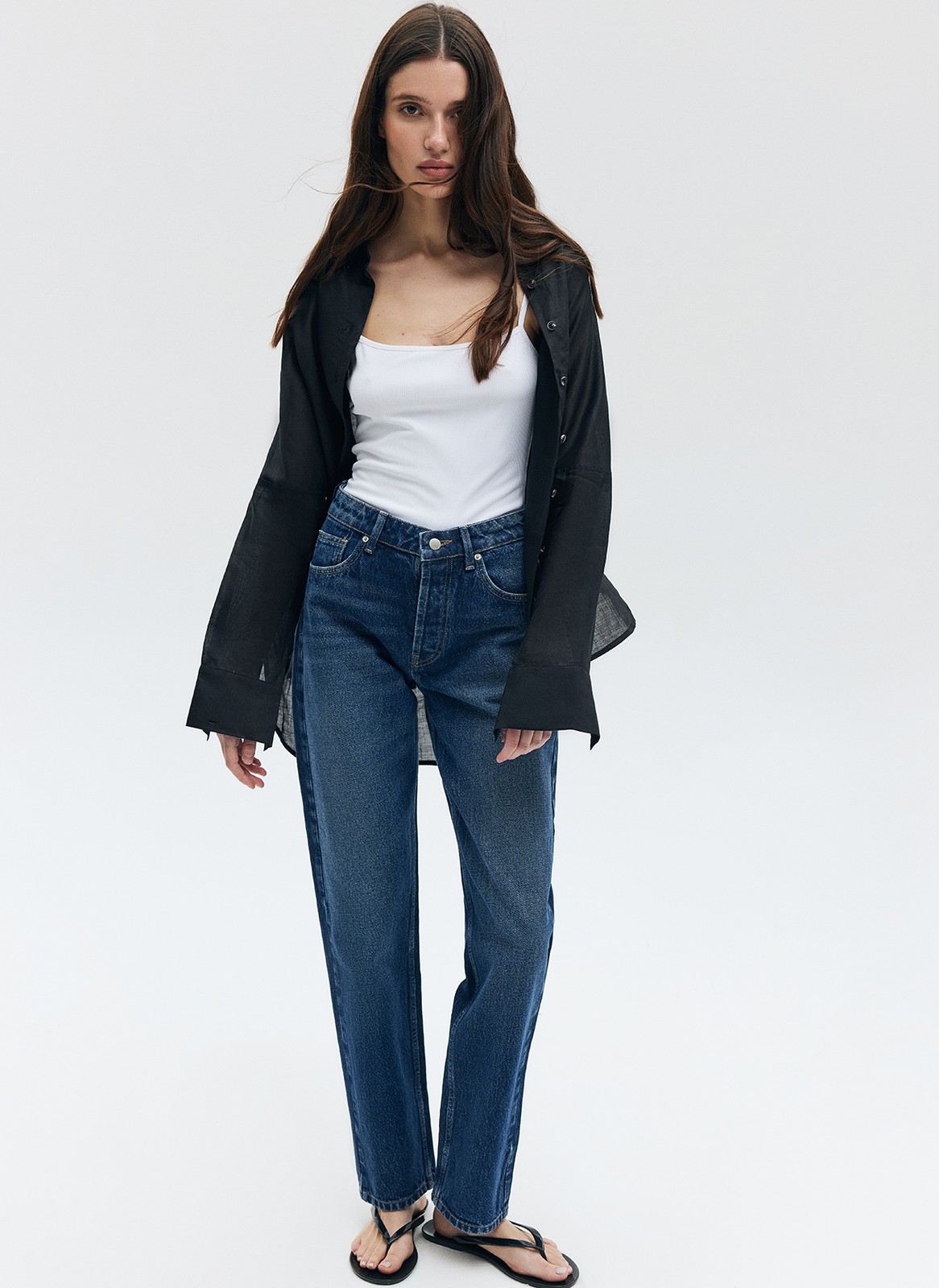 Прямые джинсы на средней посадке компромиссный вариант между классической высокой и трендовой низкой. Крой вытягивает силуэт и визуально добавляет сантиметры росту. Плотный материал держит форму и красиво облегает линию бедра. Вот уже несколько сезонов мы выделяем группу денима в своём ассортименте, благодаря чему вы стали узнавать нас ещё и по ней. Эта модель образец нашего высокого качества. Выполнены из премиального 100% хлопкового денима с авторской варкой и брендированной фурнитурой.