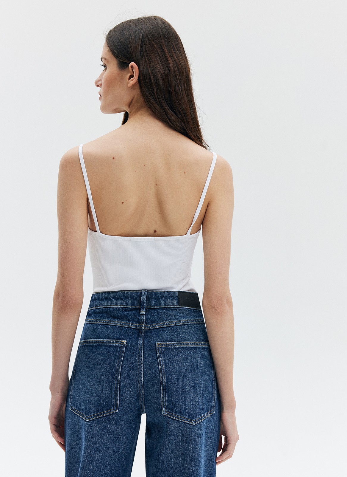 Майка на тонких бретелях из мягкого материала. Тонкая, слегка прозрачная ткань. Мы предлагаем носить её как базовую модель, вписывая в любой образ.