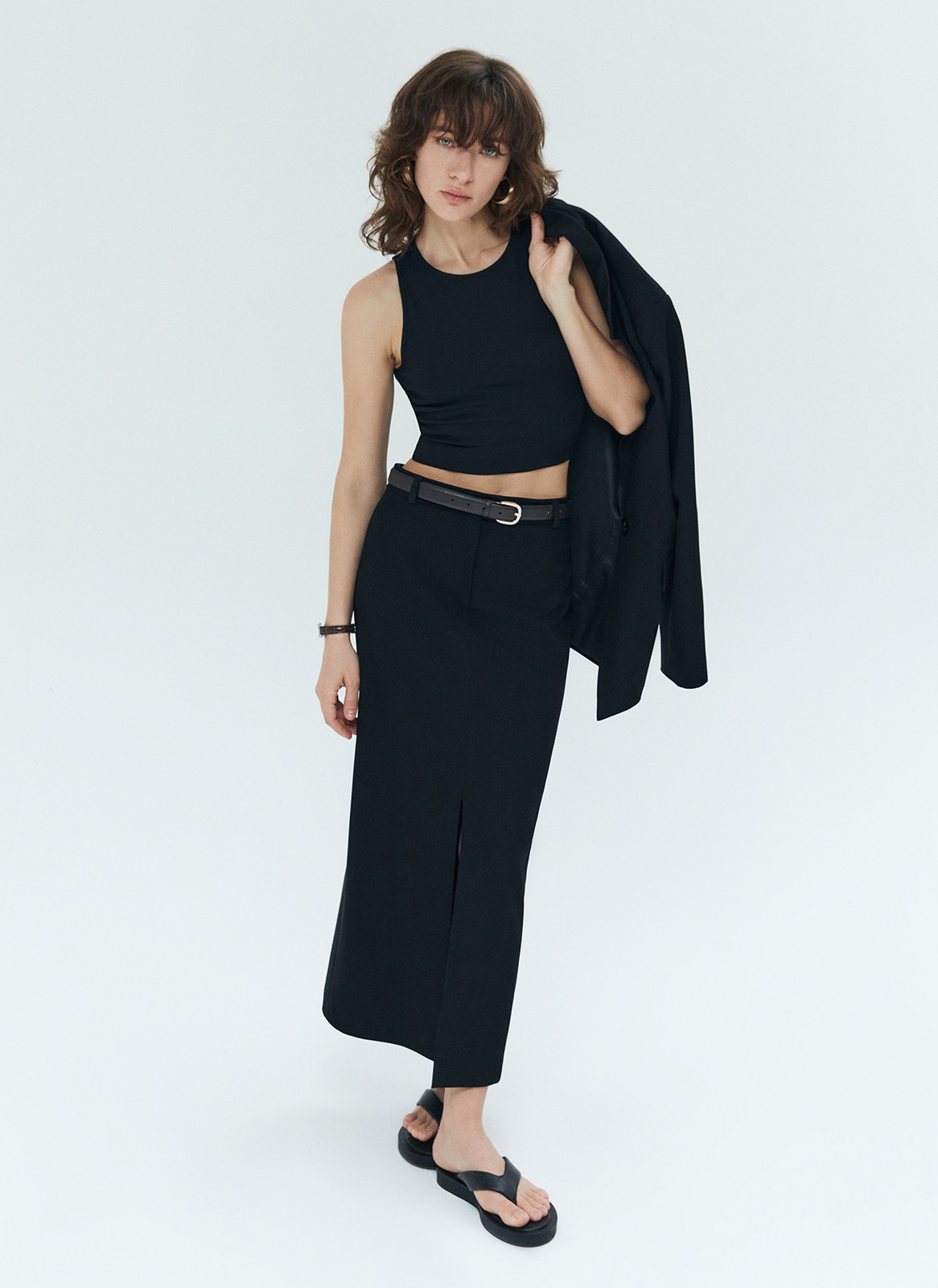 


Юбка длины миди с разрезом спереди. Посадка чуть ниже линии талии. Это лаконичная, в меру строгая, но при этом женственная модель. Скрытая застёжка на молнию и крючок. Мы выполнили изделие из гладкой, приятной к телу костюмной ткани. Носите с блузами и топами или базовыми рубашками в офис.