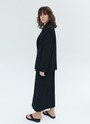 Жакет однобортный oversize, цвет: Черный Allweneed Объёмный жакет с широким рукавом из линейки TREND. При создании модели мы вдохновлялись чёткой формой японского кимоно. Лаконичный силуэт без лишних вытачек и рельефов с длиной чуть ниже бедра. Мы выполнили жакет из приятной к телу ткани с добавлением вискозы. Носите с костюмными шортами и брюками.