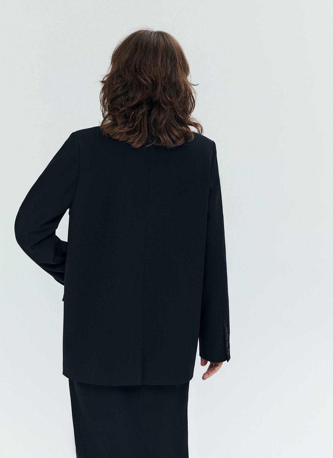 Жакет однобортный oversize, цвет: Черный Allweneed Объёмный жакет с широким рукавом из линейки TREND. При создании модели мы вдохновлялись чёткой формой японского кимоно. Лаконичный силуэт без лишних вытачек и рельефов с длиной чуть ниже бедра. Мы выполнили жакет из приятной к телу ткани с добавлением вискозы. Носите с костюмными шортами и брюками.