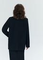 Жакет однобортный oversize, цвет: Черный Allweneed Объёмный жакет с широким рукавом из линейки TREND. При создании модели мы вдохновлялись чёткой формой японского кимоно. Лаконичный силуэт без лишних вытачек и рельефов с длиной чуть ниже бедра. Мы выполнили жакет из приятной к телу ткани с добавлением вискозы. Носите с костюмными шортами и брюками.