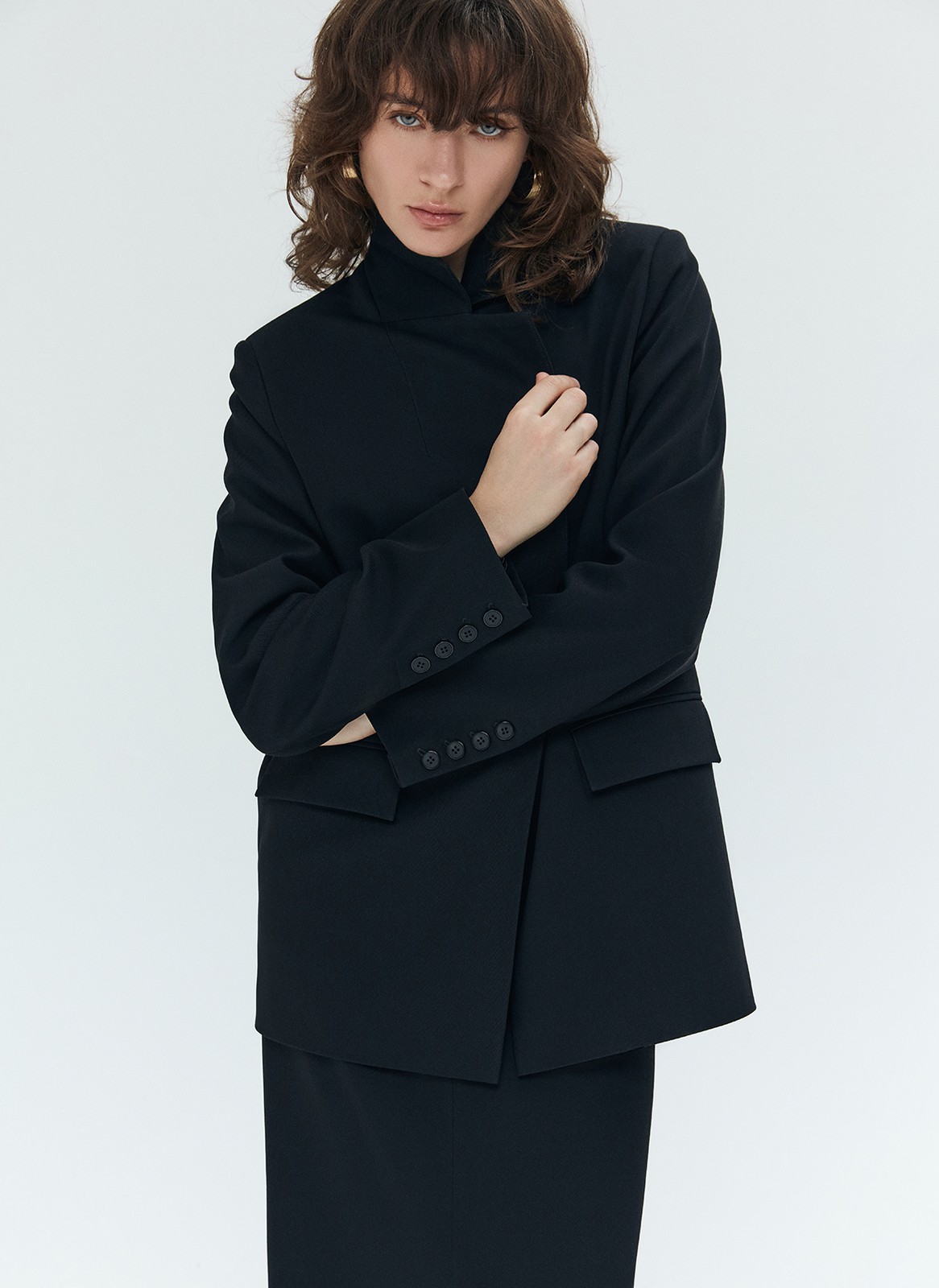 Жакет однобортный oversize, цвет: Черный Allweneed Объёмный жакет с широким рукавом из линейки TREND. При создании модели мы вдохновлялись чёткой формой японского кимоно. Лаконичный силуэт без лишних вытачек и рельефов с длиной чуть ниже бедра. Мы выполнили жакет из приятной к телу ткани с добавлением вискозы. Носите с костюмными шортами и брюками.