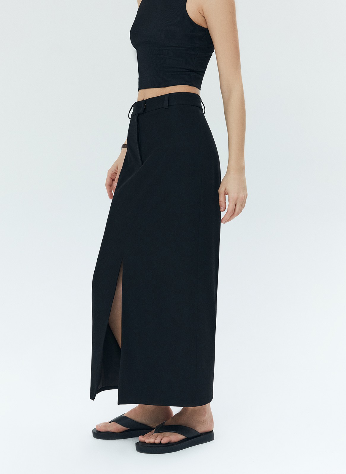 


Юбка длины миди с разрезом спереди. Посадка чуть ниже линии талии. Это лаконичная, в меру строгая, но при этом женственная модель. Скрытая застёжка на молнию и крючок. Мы выполнили изделие из гладкой, приятной к телу костюмной ткани. Носите с блузами и топами или базовыми рубашками в офис.
