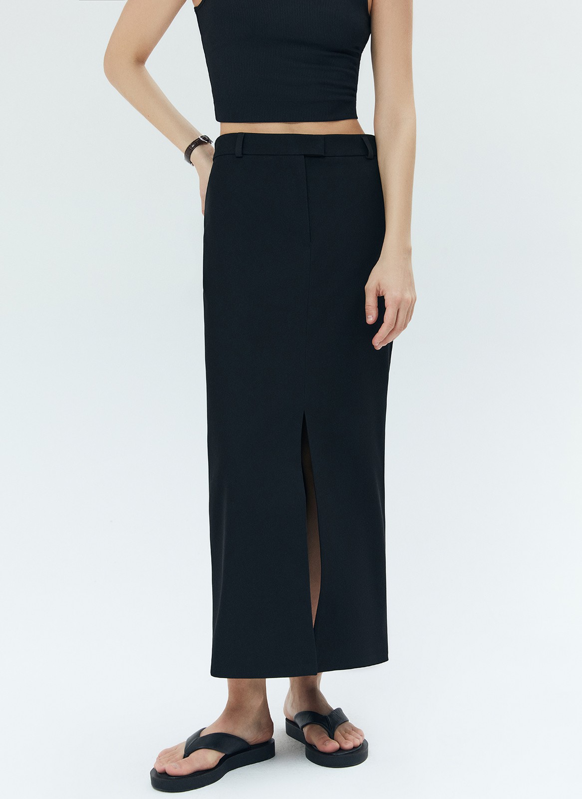 


Юбка длины миди с разрезом спереди. Посадка чуть ниже линии талии. Это лаконичная, в меру строгая, но при этом женственная модель. Скрытая застёжка на молнию и крючок. Мы выполнили изделие из гладкой, приятной к телу костюмной ткани. Носите с блузами и топами или базовыми рубашками в офис.