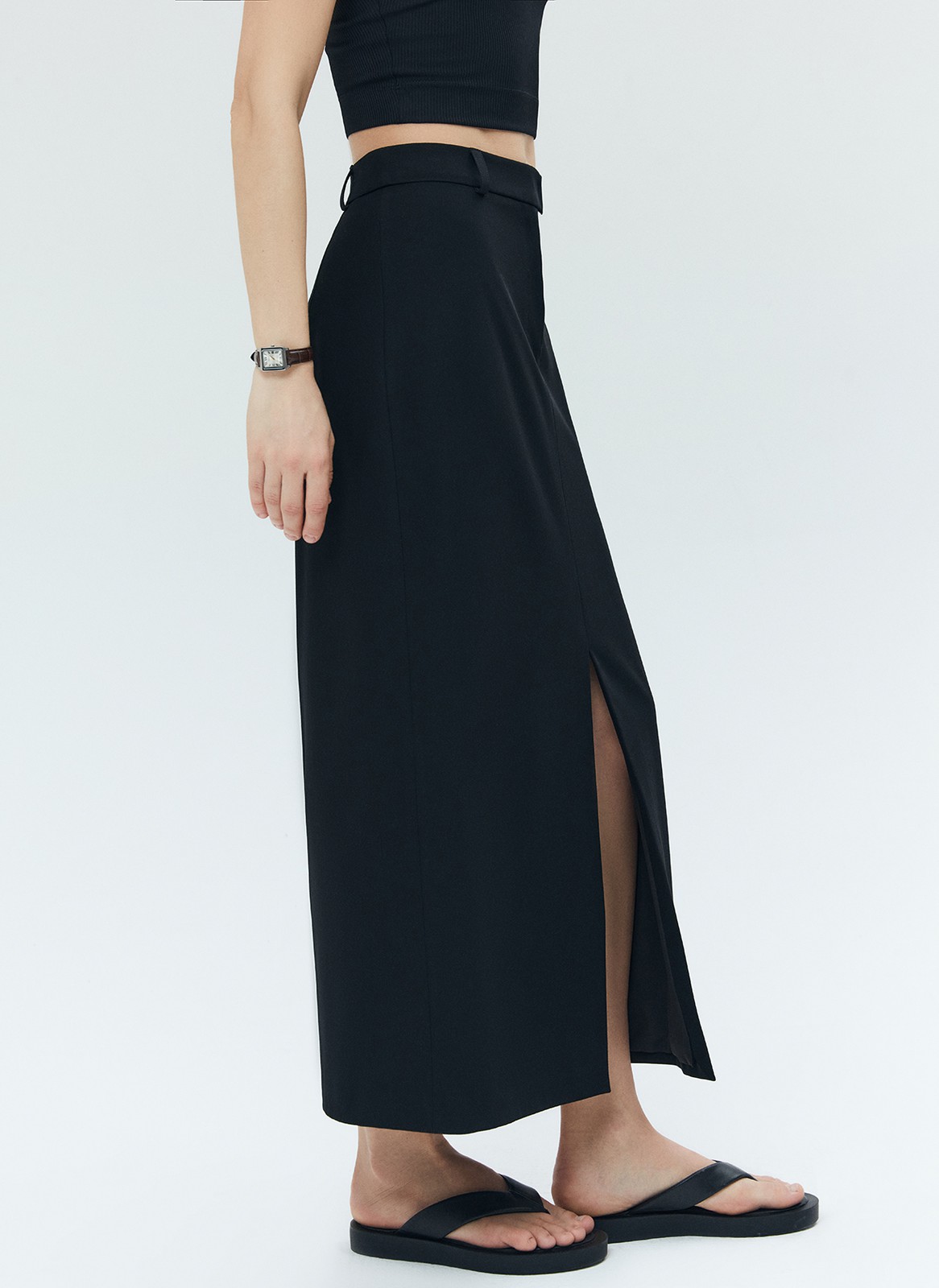 


Юбка длины миди с разрезом спереди. Посадка чуть ниже линии талии. Это лаконичная, в меру строгая, но при этом женственная модель. Скрытая застёжка на молнию и крючок. Мы выполнили изделие из гладкой, приятной к телу костюмной ткани. Носите с блузами и топами или базовыми рубашками в офис.