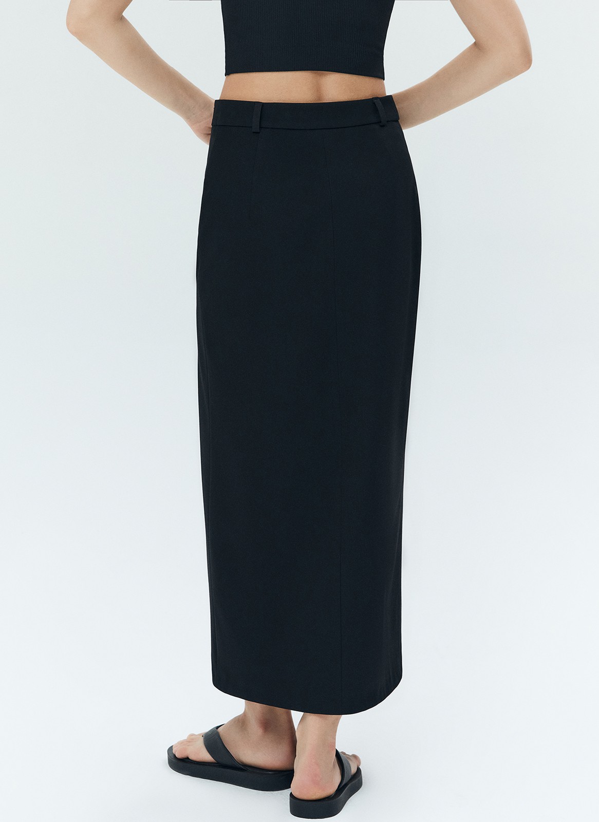 


Юбка длины миди с разрезом спереди. Посадка чуть ниже линии талии. Это лаконичная, в меру строгая, но при этом женственная модель. Скрытая застёжка на молнию и крючок. Мы выполнили изделие из гладкой, приятной к телу костюмной ткани. Носите с блузами и топами или базовыми рубашками в офис.