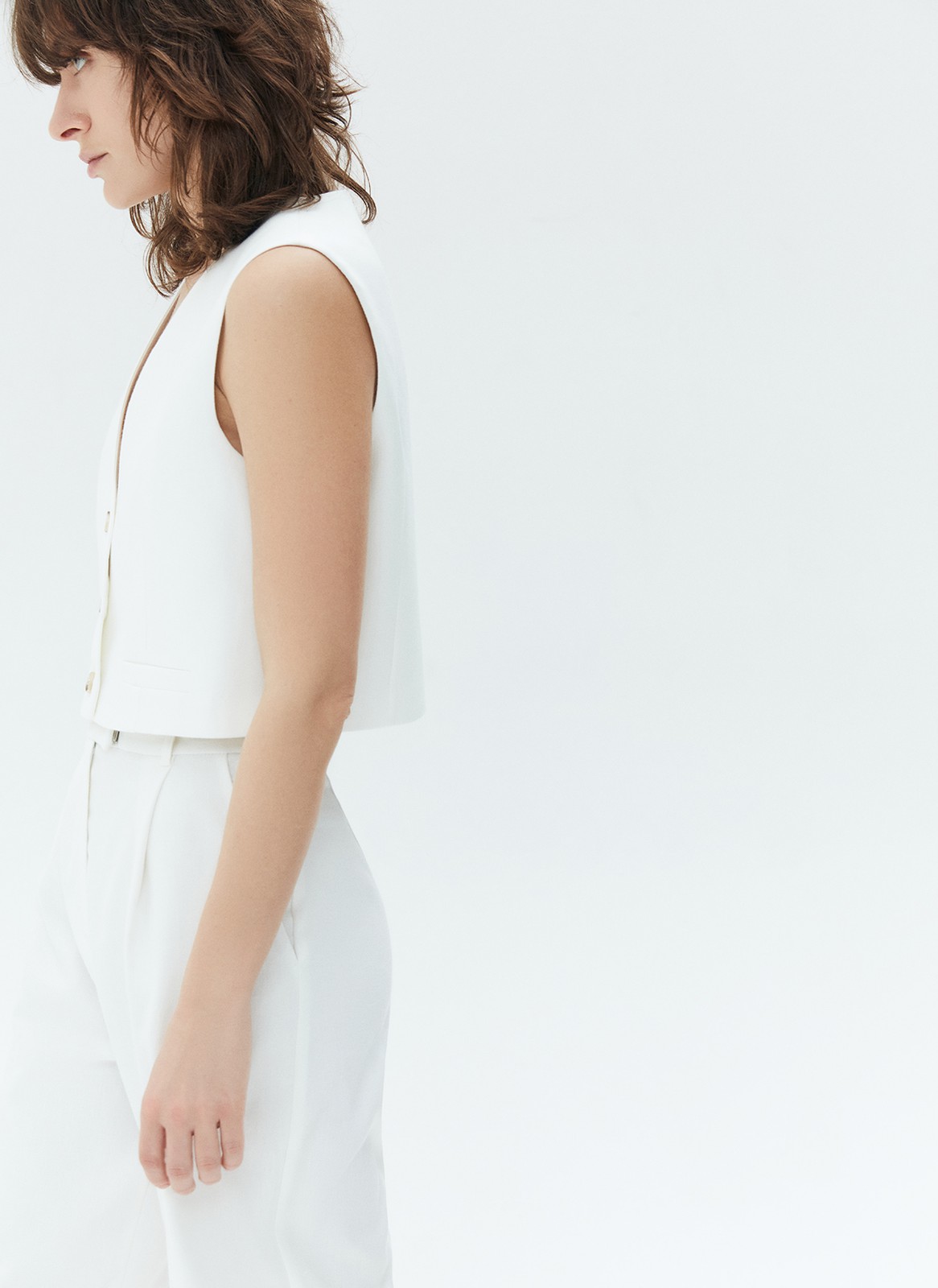 


Шорты-бермуды на высокой талии из костюмной ткани с добавлением льна. Скрытая застёжка на молнию и крючок. Два глубоких кармана. Это прекрасная замена брюкам в жаркий день. Носите с жилетом из коллекции на работу, а вечером с топами.
