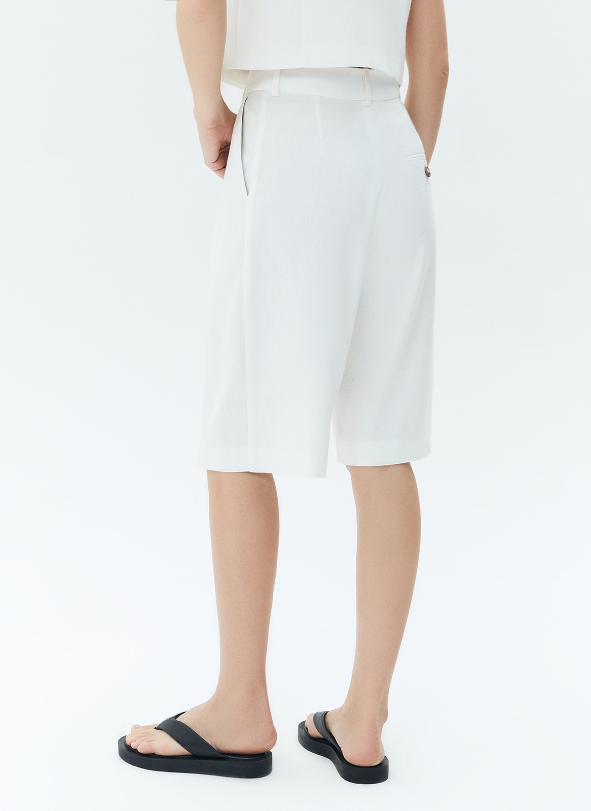 


Шорты-бермуды на высокой талии из костюмной ткани с добавлением льна. Скрытая застёжка на молнию и крючок. Два глубоких кармана. Это прекрасная замена брюкам в жаркий день. Носите с жилетом из коллекции на работу, а вечером с топами.
