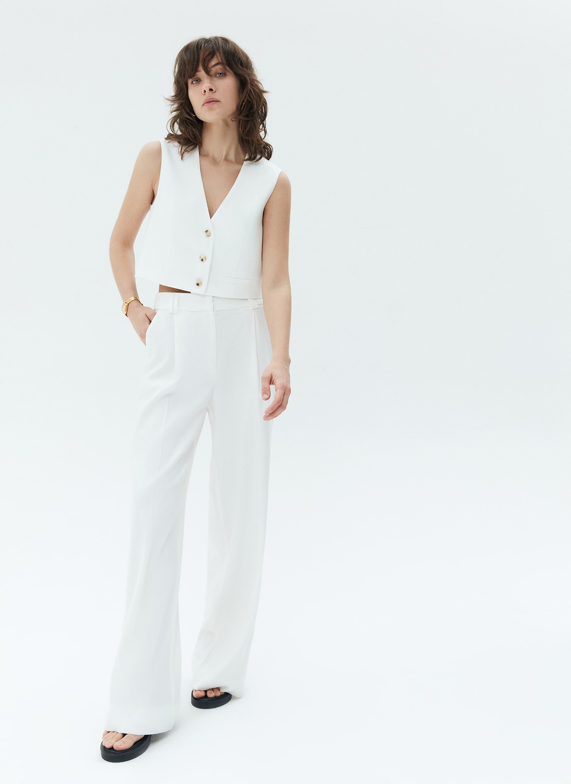 Брюки широкие полной длины изо льна, цвет: молочный Allweneed Широкие брюки полной длины из костюмной ткани с добавлением льна. Ткань с лёгким сатиновым блеском, которая красиво струится при движении. Посадка на талии и скрытая застёжка на молнию и крючок. Такой фасон отлично вытягивает силуэт и делает ноги визуально стройнее. Рекомендуем сочетать с жакетом в тон.