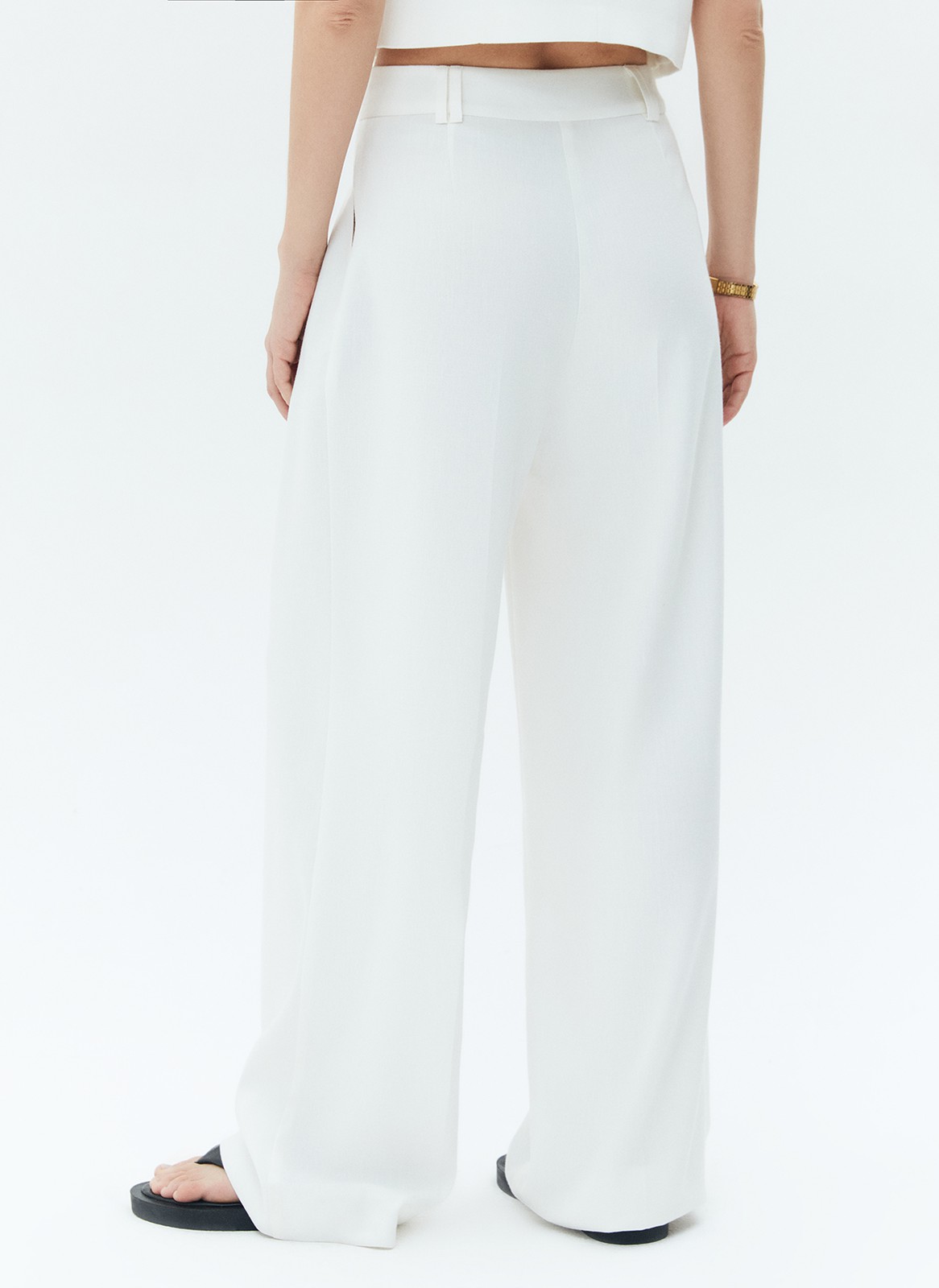 Брюки широкие полной длины изо льна, цвет: молочный Allweneed Широкие брюки полной длины из костюмной ткани с добавлением льна. Ткань с лёгким сатиновым блеском, которая красиво струится при движении. Посадка на талии и скрытая застёжка на молнию и крючок. Такой фасон отлично вытягивает силуэт и делает ноги визуально стройнее. Рекомендуем сочетать с жакетом в тон.