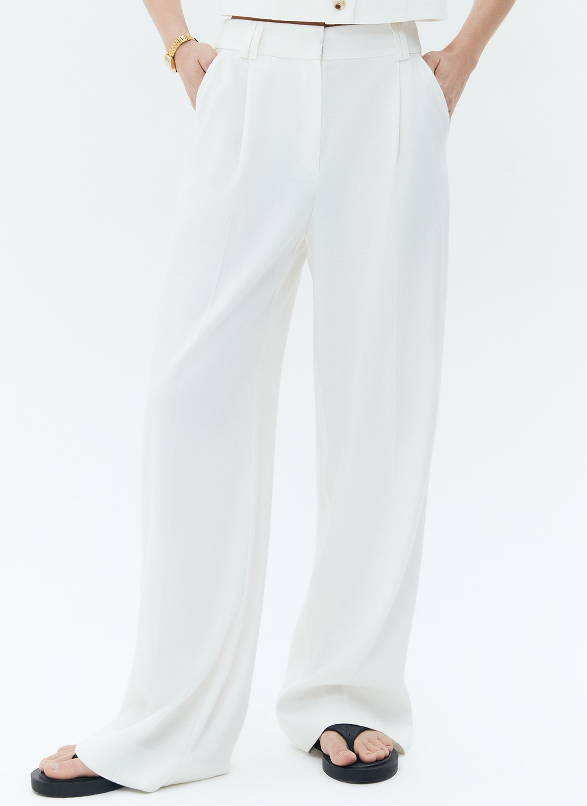 Брюки широкие полной длины изо льна, цвет: молочный Allweneed Широкие брюки полной длины из костюмной ткани с добавлением льна. Ткань с лёгким сатиновым блеском, которая красиво струится при движении. Посадка на талии и скрытая застёжка на молнию и крючок. Такой фасон отлично вытягивает силуэт и делает ноги визуально стройнее. Рекомендуем сочетать с жакетом в тон.
