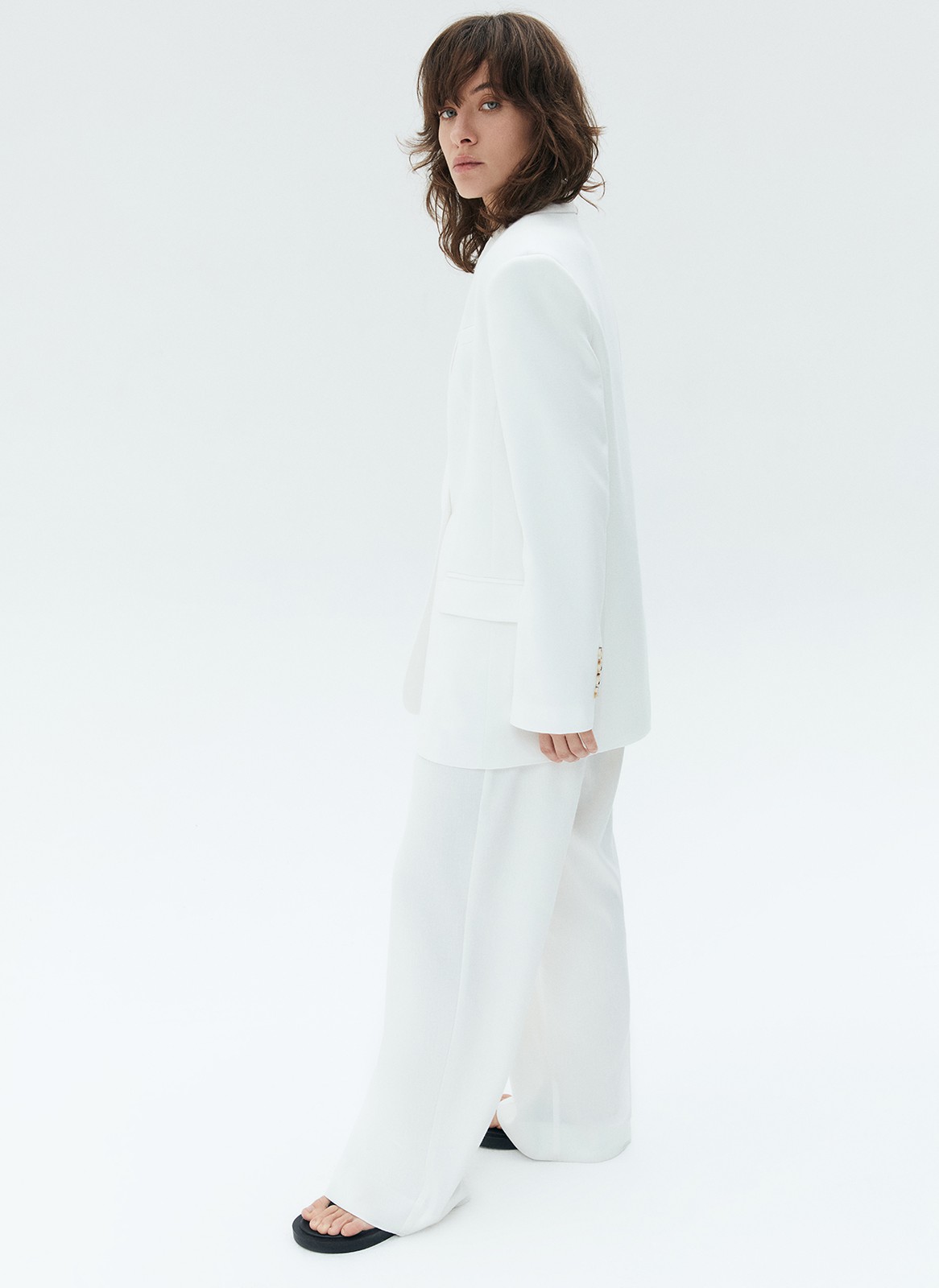 


Жакет свободного кроя. Застёжка на одну пуговицу, чуть увеличенная линия плеча и воротник с лацканами. Модель выполнена из формоустойчивой костюмной ткани, в которой комфортно в летнее время. Необычная и акцентная деталь декоративный дополнительный карман с клапаном. Изделие цепляет взгляды и превращает базовый костюм в тренд. Подберите к жакету брюки или костюмные шорты.