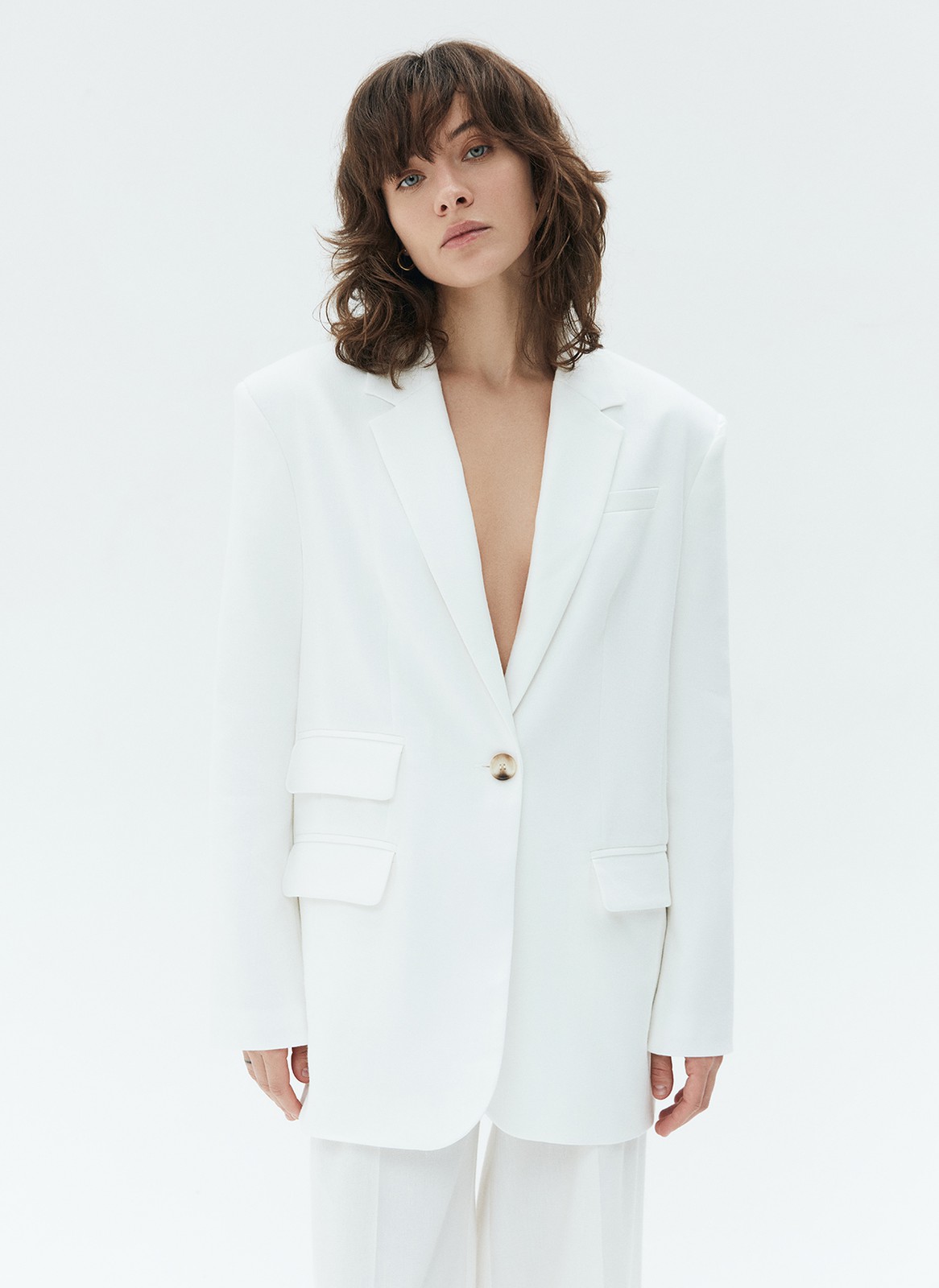 


Жакет свободного кроя. Застёжка на одну пуговицу, чуть увеличенная линия плеча и воротник с лацканами. Модель выполнена из формоустойчивой костюмной ткани, в которой комфортно в летнее время. Необычная и акцентная деталь декоративный дополнительный карман с клапаном. Изделие цепляет взгляды и превращает базовый костюм в тренд. Подберите к жакету брюки или костюмные шорты.