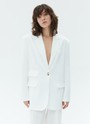 


Жакет свободного кроя. Застёжка на одну пуговицу, чуть увеличенная линия плеча и воротник с лацканами. Модель выполнена из формоустойчивой костюмной ткани, в которой комфортно в летнее время. Необычная и акцентная деталь декоративный дополнительный карман с клапаном. Изделие цепляет взгляды и превращает базовый костюм в тренд. Подберите к жакету брюки или костюмные шорты.