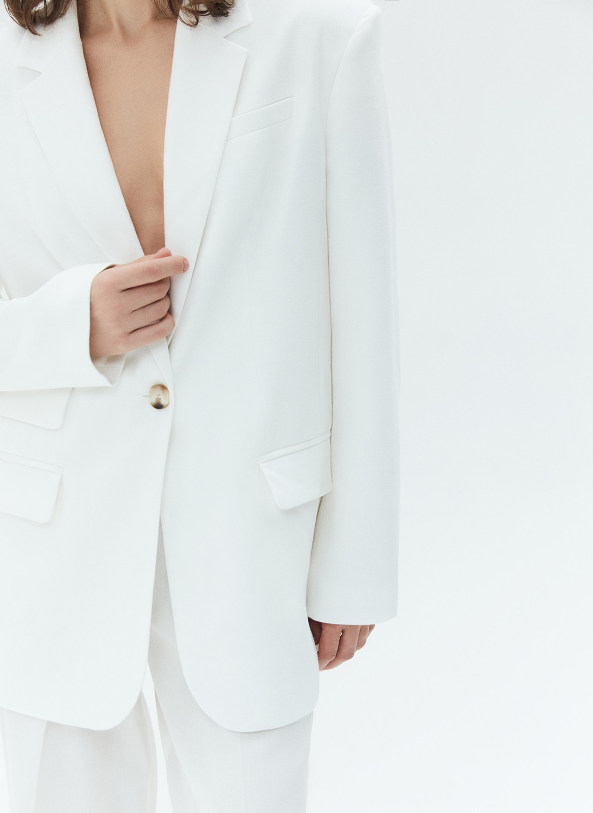 


Жакет свободного кроя. Застёжка на одну пуговицу, чуть увеличенная линия плеча и воротник с лацканами. Модель выполнена из формоустойчивой костюмной ткани, в которой комфортно в летнее время. Необычная и акцентная деталь декоративный дополнительный карман с клапаном. Изделие цепляет взгляды и превращает базовый костюм в тренд. Подберите к жакету брюки или костюмные шорты.