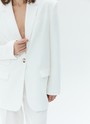 


Жакет свободного кроя. Застёжка на одну пуговицу, чуть увеличенная линия плеча и воротник с лацканами. Модель выполнена из формоустойчивой костюмной ткани, в которой комфортно в летнее время. Необычная и акцентная деталь декоративный дополнительный карман с клапаном. Изделие цепляет взгляды и превращает базовый костюм в тренд. Подберите к жакету брюки или костюмные шорты.