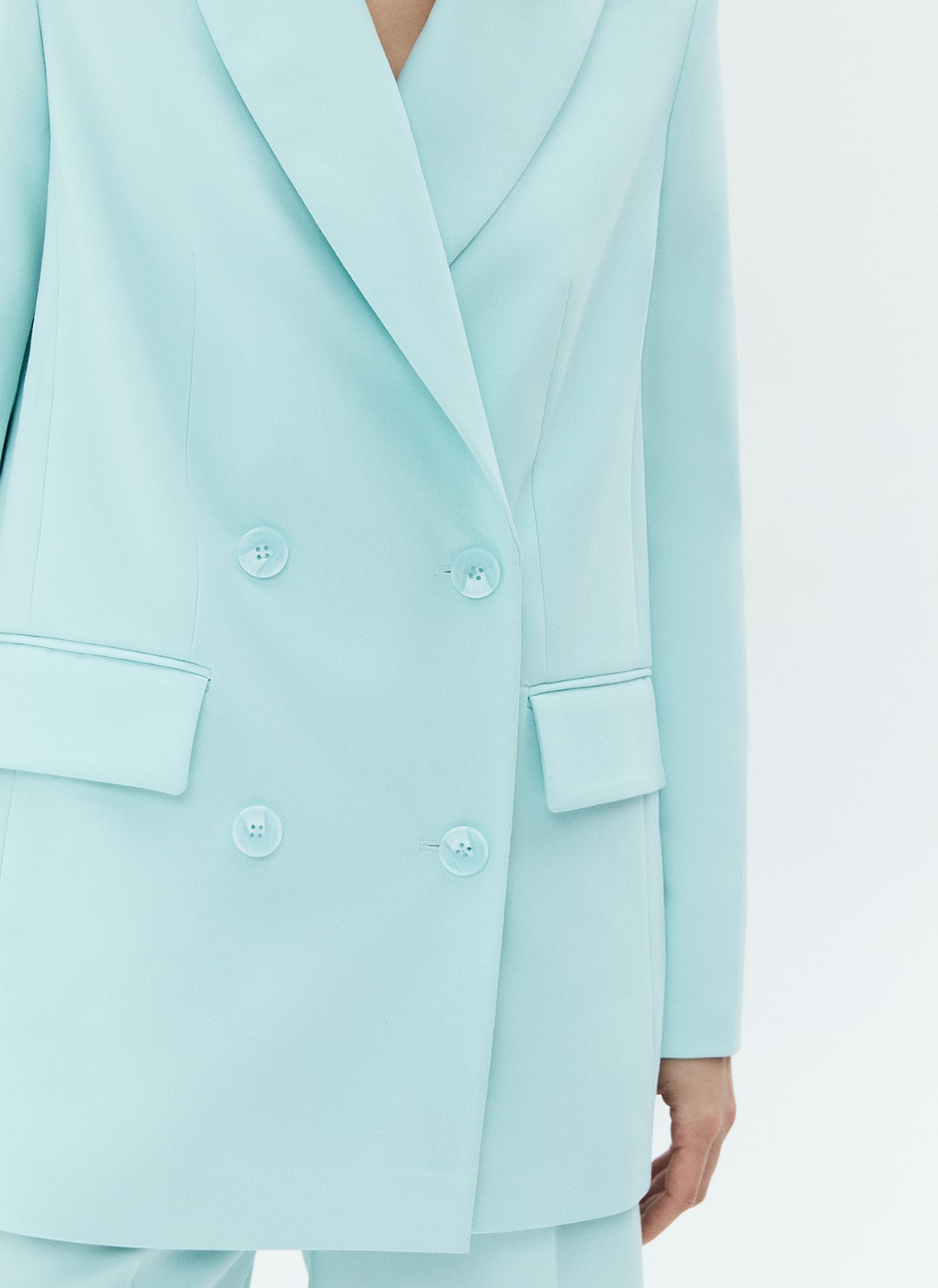 Жакет двубортный, цвет: мятный Allweneed
Удлинённый двубортный жакет прямого кроя. Классическая линия плеча, планка с двумя рядами пуговиц и лацканы. Два базовых кармана с клапанами. Модель выполнена из приятной к телу ткани, которая хорошо держит форму. Благодаря не слишком приталенному и не слишком широкому силуэту, изделие смотрится гармонично на девушках с разной фигурой. Днём наденьте его с брюками, а вечером накиньте на летящее платье.
