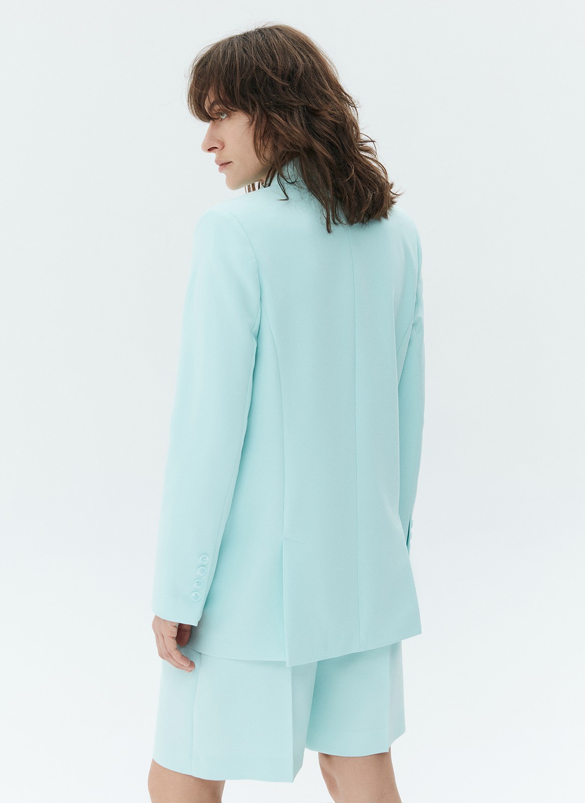 Жакет двубортный, цвет: мятный Allweneed
Удлинённый двубортный жакет прямого кроя. Классическая линия плеча, планка с двумя рядами пуговиц и лацканы. Два базовых кармана с клапанами. Модель выполнена из приятной к телу ткани, которая хорошо держит форму. Благодаря не слишком приталенному и не слишком широкому силуэту, изделие смотрится гармонично на девушках с разной фигурой. Днём наденьте его с брюками, а вечером накиньте на летящее платье.