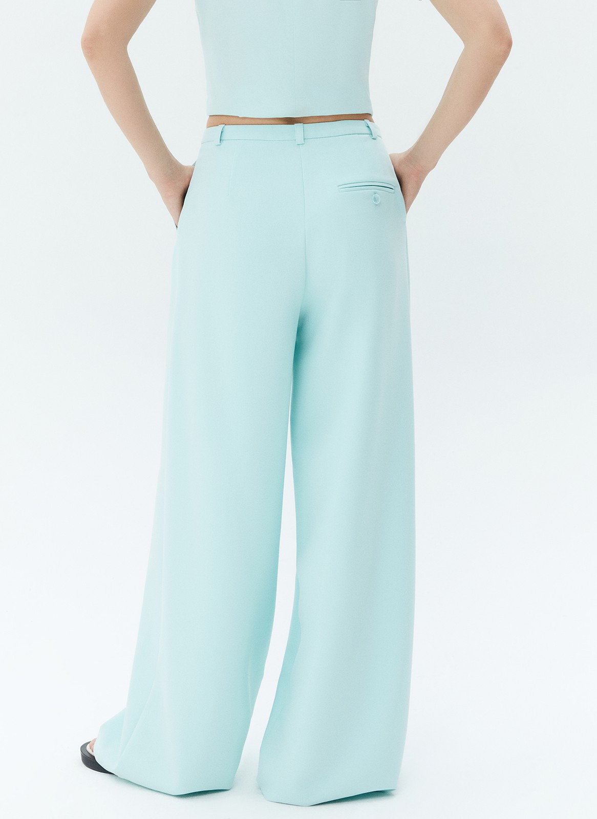 Брюки широкие полной длины. Посадка чуть ниже линии талии. Два глубоких боковых кармана. Мы кропотливо работали с костюмной тканью, чтобы она красиво струилась при ходьбе. Сочетайте со свободным жакетом из новой капсулы.
