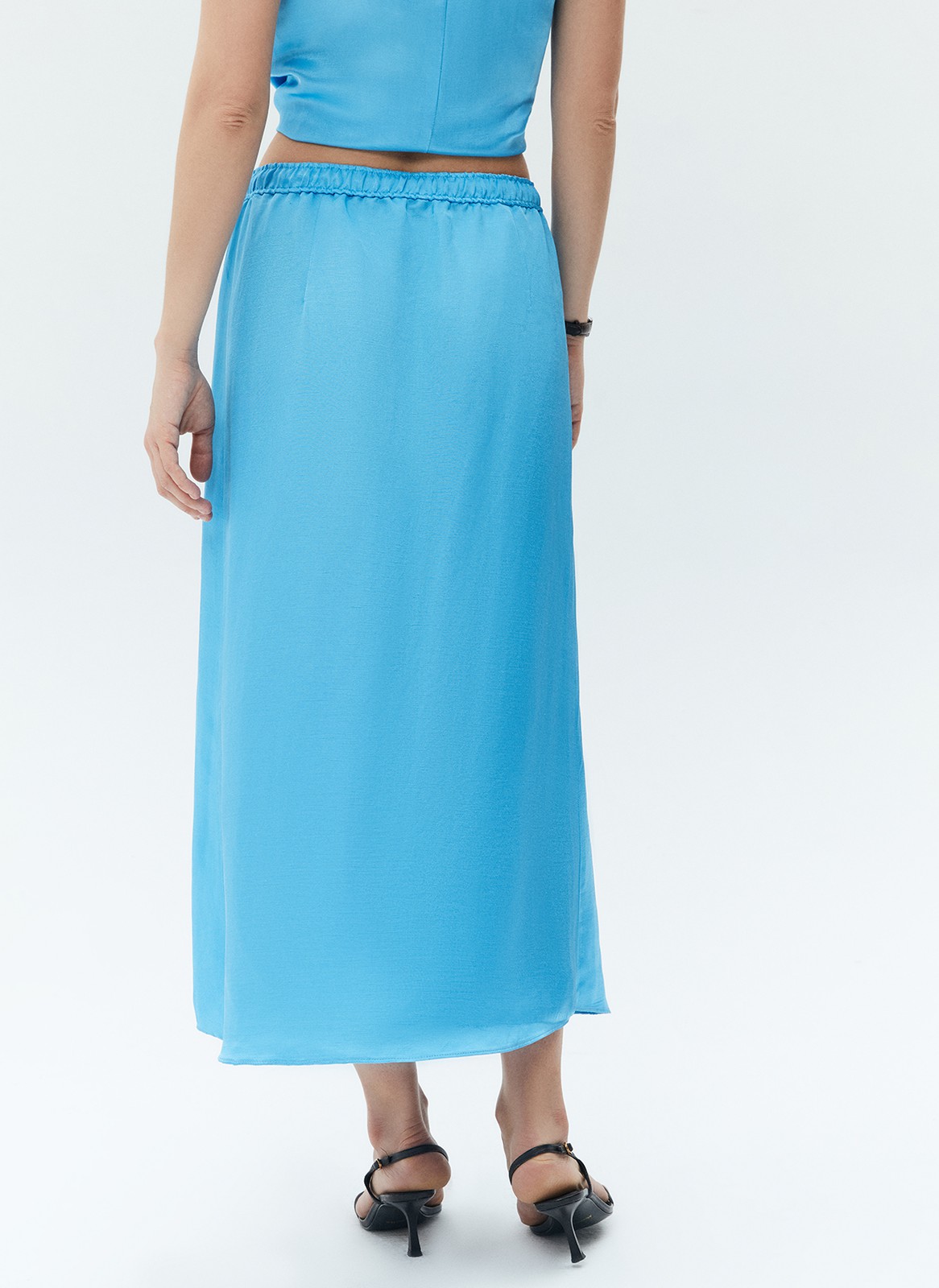 Юбка миди на кулиске, цвет: голубой Allweneed
Юбка длины миди с посадкой на талии. Модель с зауженной линией бедра и расклешённым низом для создания женственного силуэта. Мы добавили кантики в качестве декоративных элементов. Модель выполнена из лёгкой, но формоустойчивой ткани. Мы уже представили, как наденем эту юбку с рубашкой на работу, а с шёлковым топом в отпуск.