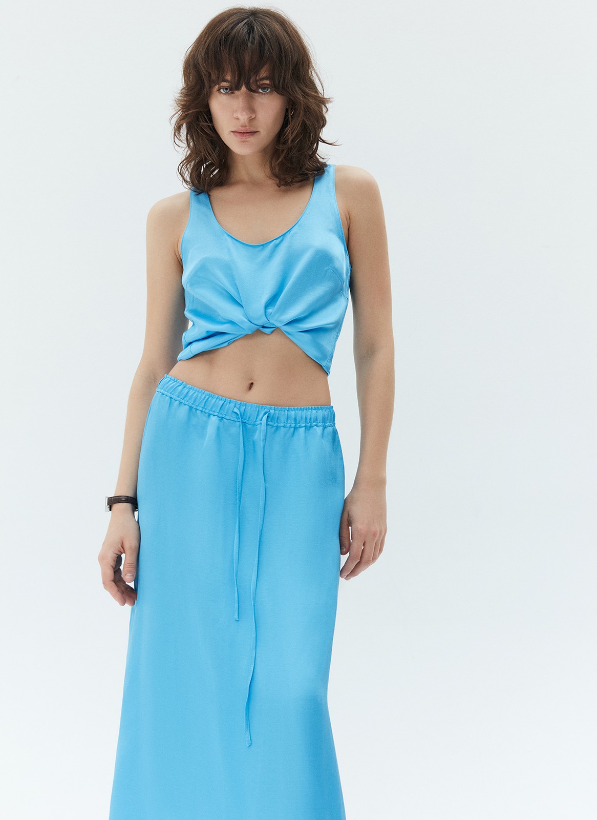 Юбка миди на кулиске, цвет: голубой Allweneed
Юбка длины миди с посадкой на талии. Модель с зауженной линией бедра и расклешённым низом для создания женственного силуэта. Мы добавили кантики в качестве декоративных элементов. Модель выполнена из лёгкой, но формоустойчивой ткани. Мы уже представили, как наденем эту юбку с рубашкой на работу, а с шёлковым топом в отпуск.